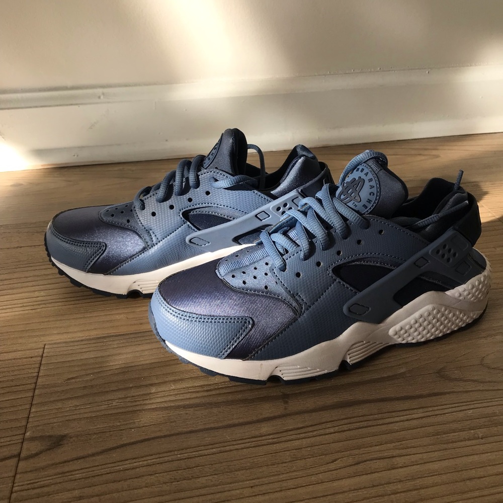 NIKE women’s Hurache Sneakers